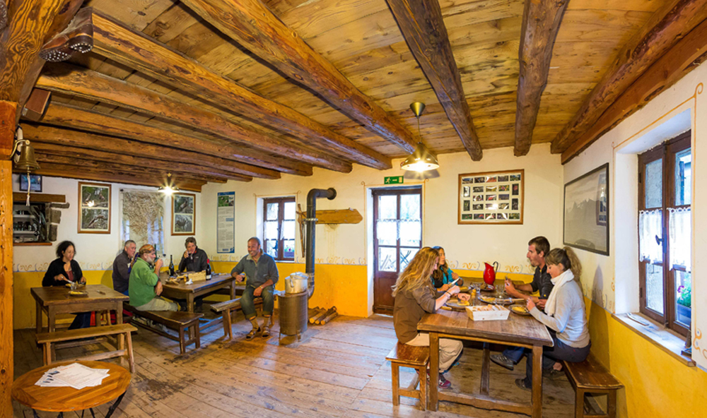 Salle à manger du refuge du Tourond